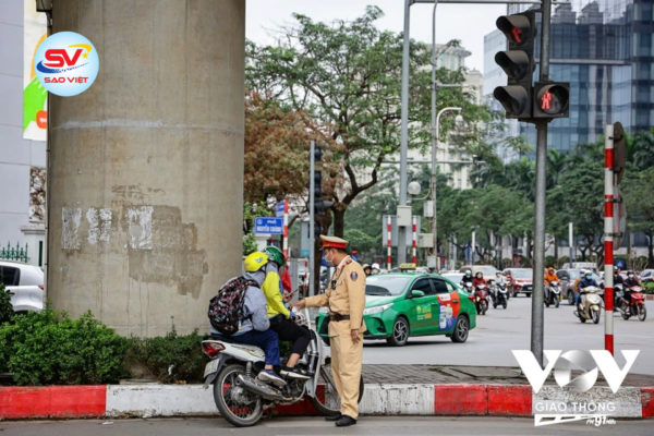Nhiều tài xế khi bị phát hiện cố lùi xuống sau vạch kẻ những vẫn bị xử lý.
